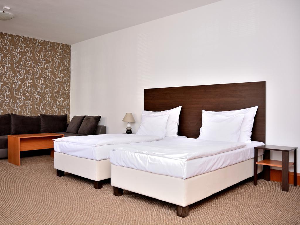 Hotel Atrium باردوبيتسه المظهر الخارجي الصورة