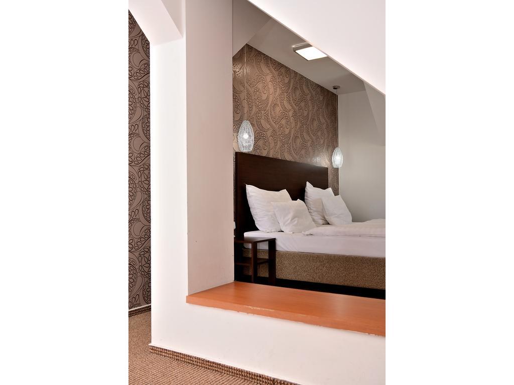 Hotel Atrium باردوبيتسه المظهر الخارجي الصورة